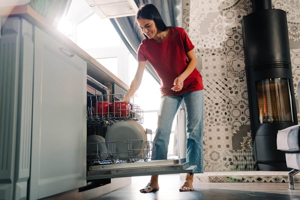 What are the top features to consider in an energy-efficient UK dishwasher?