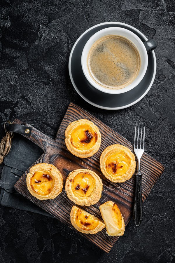 What are the effective strategies for using a kitchen island to separate meal prep areas for calorie control?